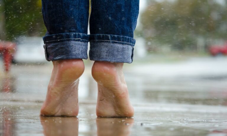 beneficios de andar descalzo