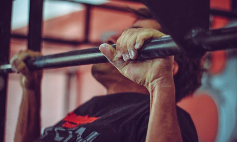Conoce las claves para hacer ejercicios en barra de dominadas