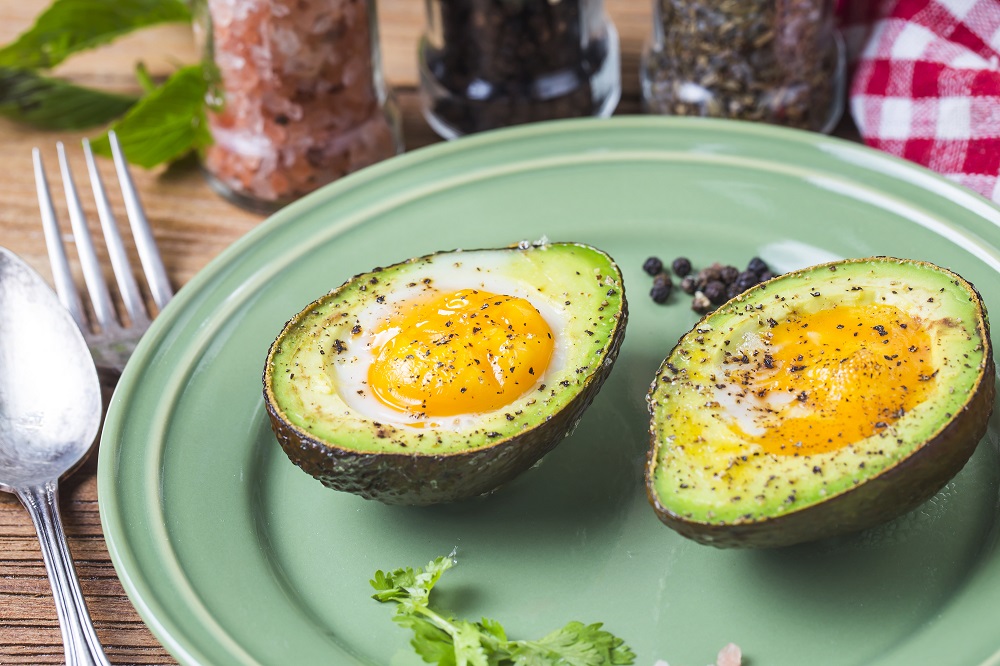 aguacate al horno, de las mejores recetas de desayunos para la dieta Keto