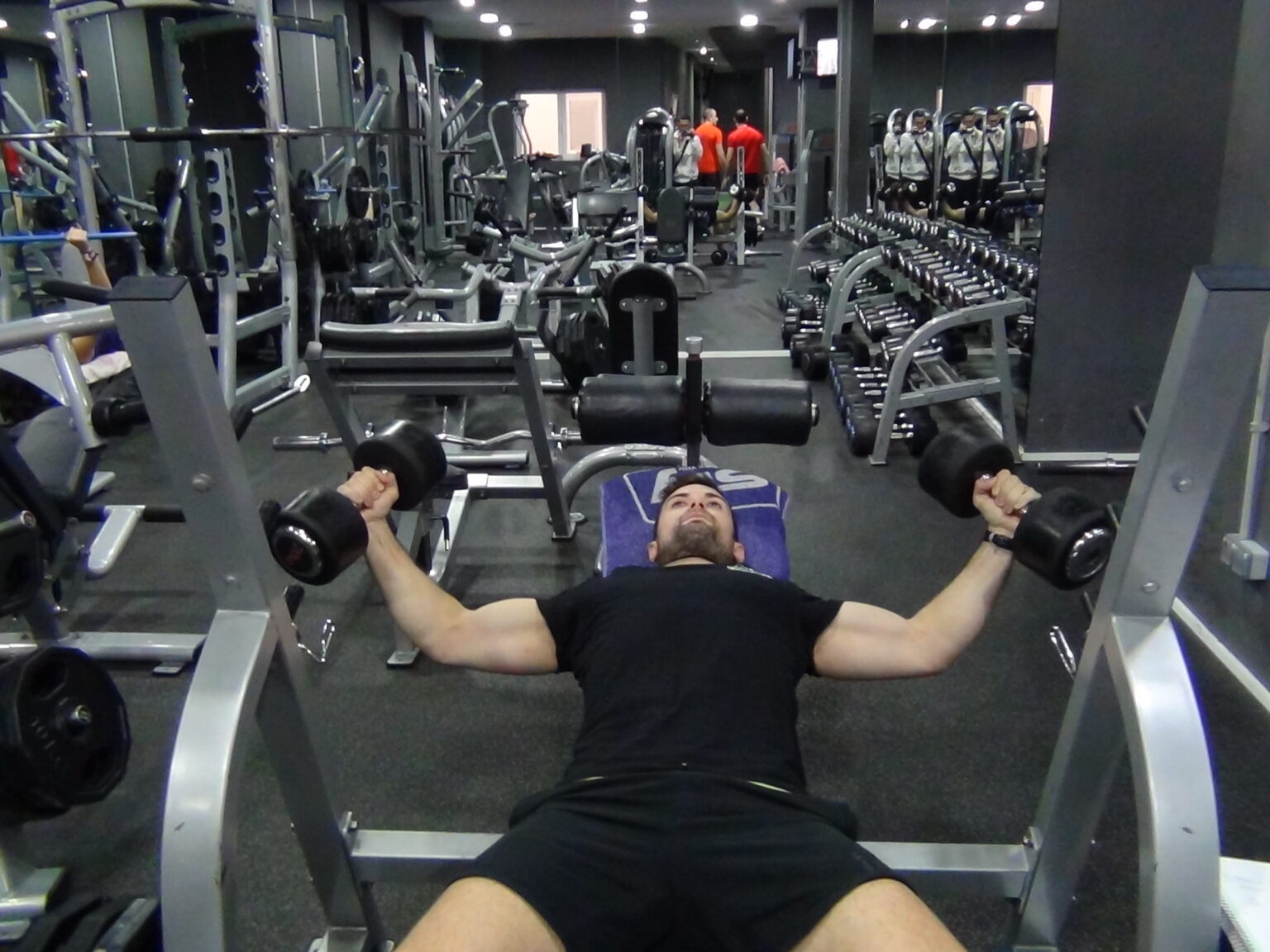 Rutina de 6 ejercicios para entrenar pecho en el gimnasio