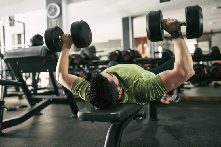 ejercicios para entrenar pecho en el gimnasio