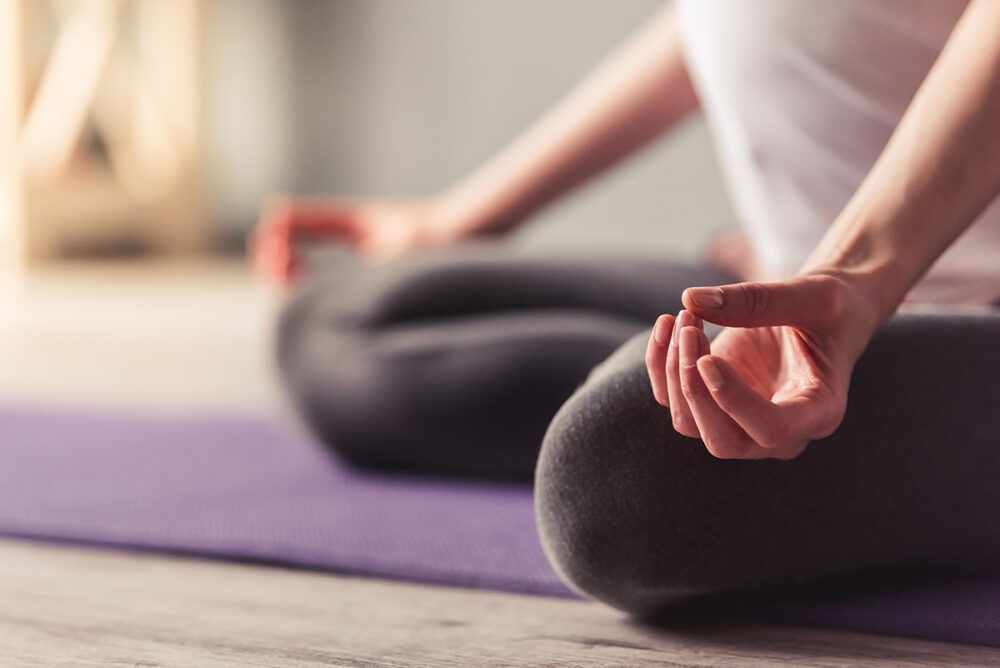 Posturas de yoga y la respiración mejoran algunas enfermedades cardíacas
