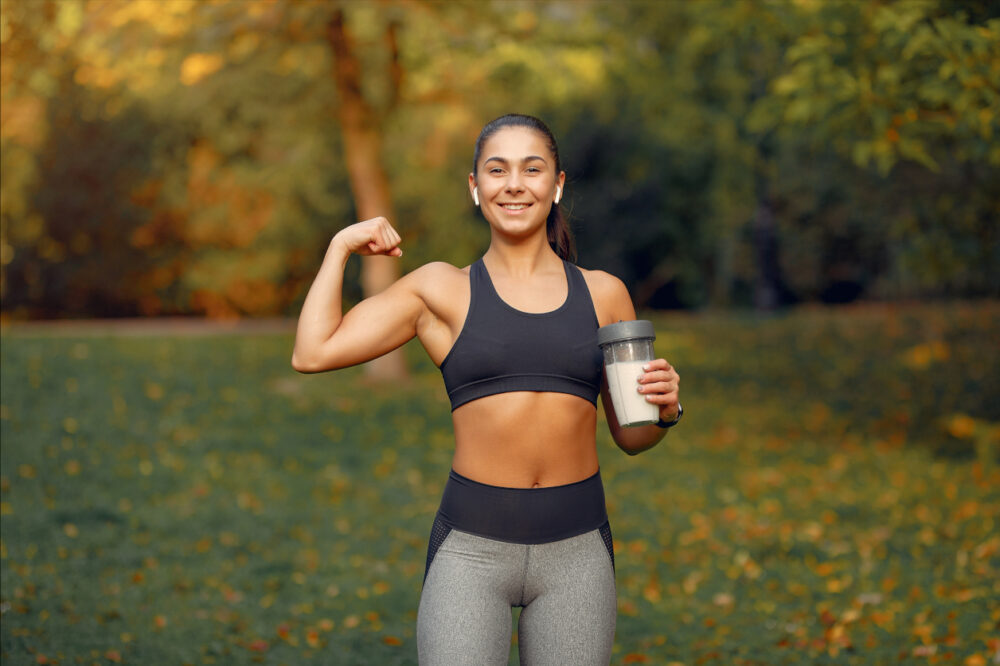 Chica tomando proteínas