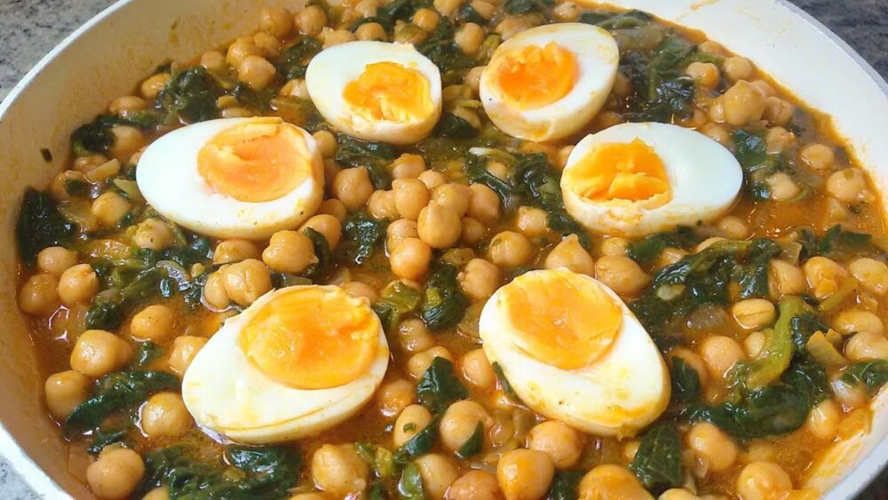 garbanzos con espinacas, una de las recetas de platos de cuchara con mucha proteína