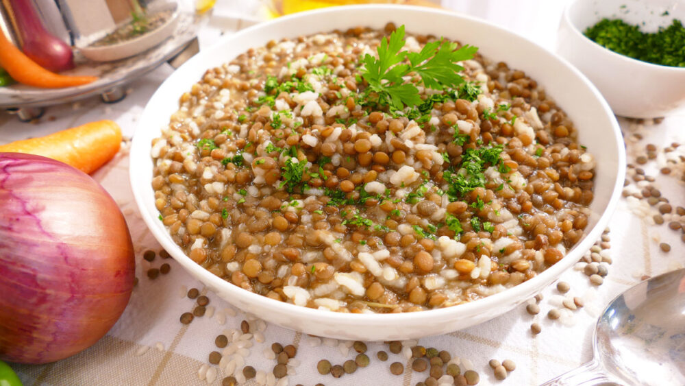 lentejas con arroz, una de las recetas de platos de cuchara con mucha proteína vegetal