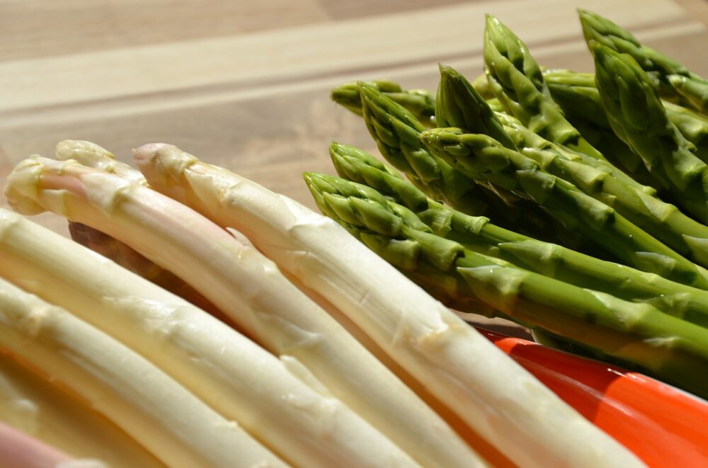 diferencia nutricional entre espárragos verdes y blancos
