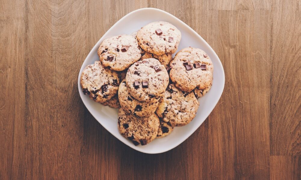 Las galletas son una de las recetas de postres altos en proteína para hacer en microondas más fáciles