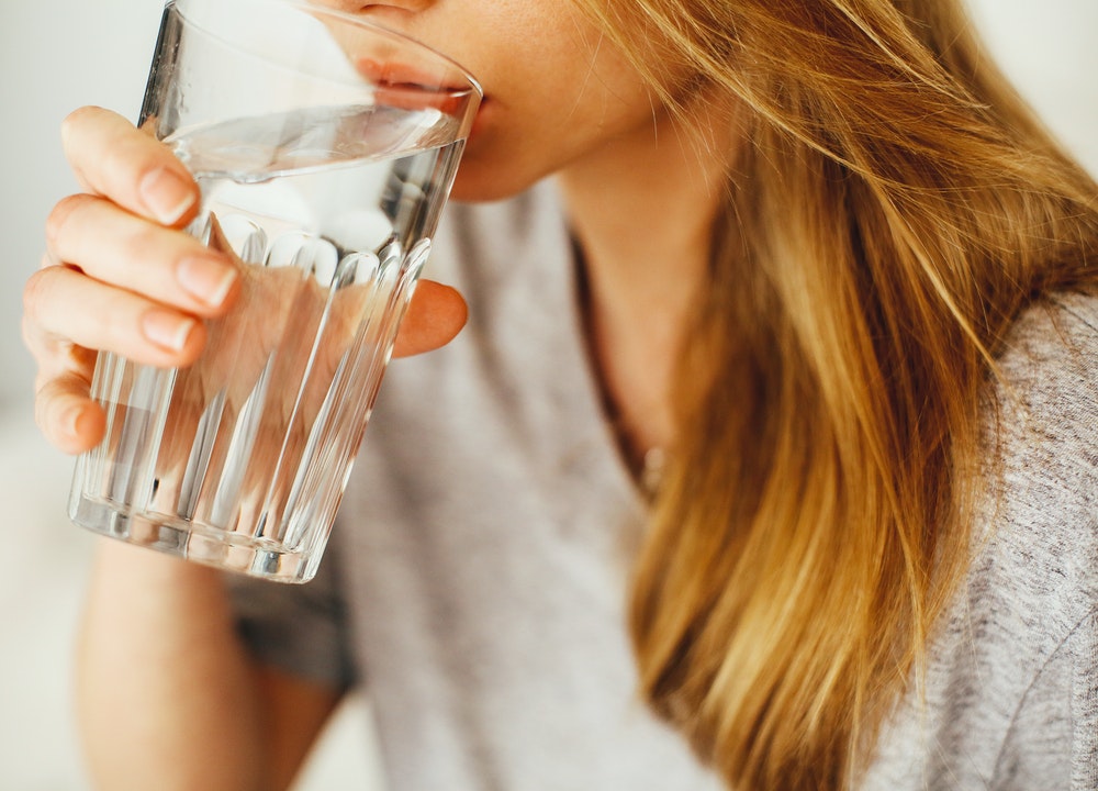 Bebe más agua como parte de los objetivos para mejorar físicamente este 2021