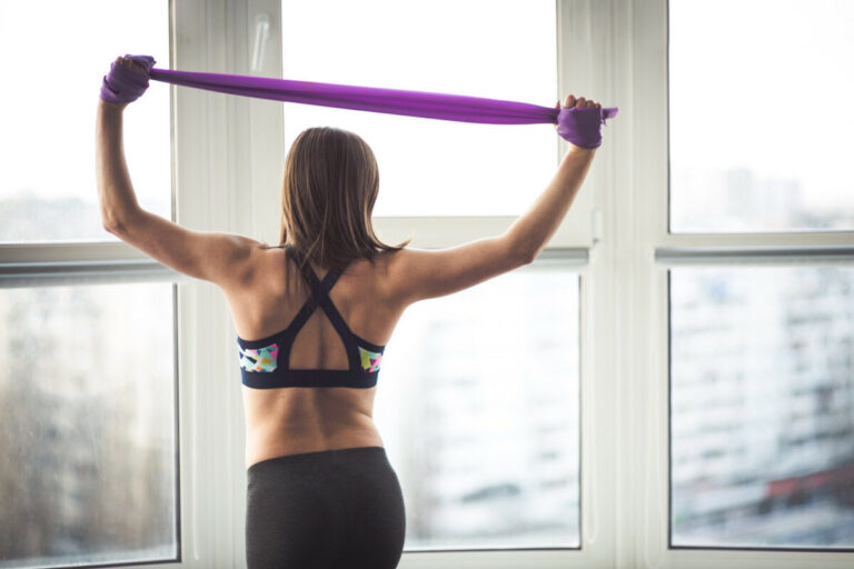 ejercicios con gomas para tonificar tríceps