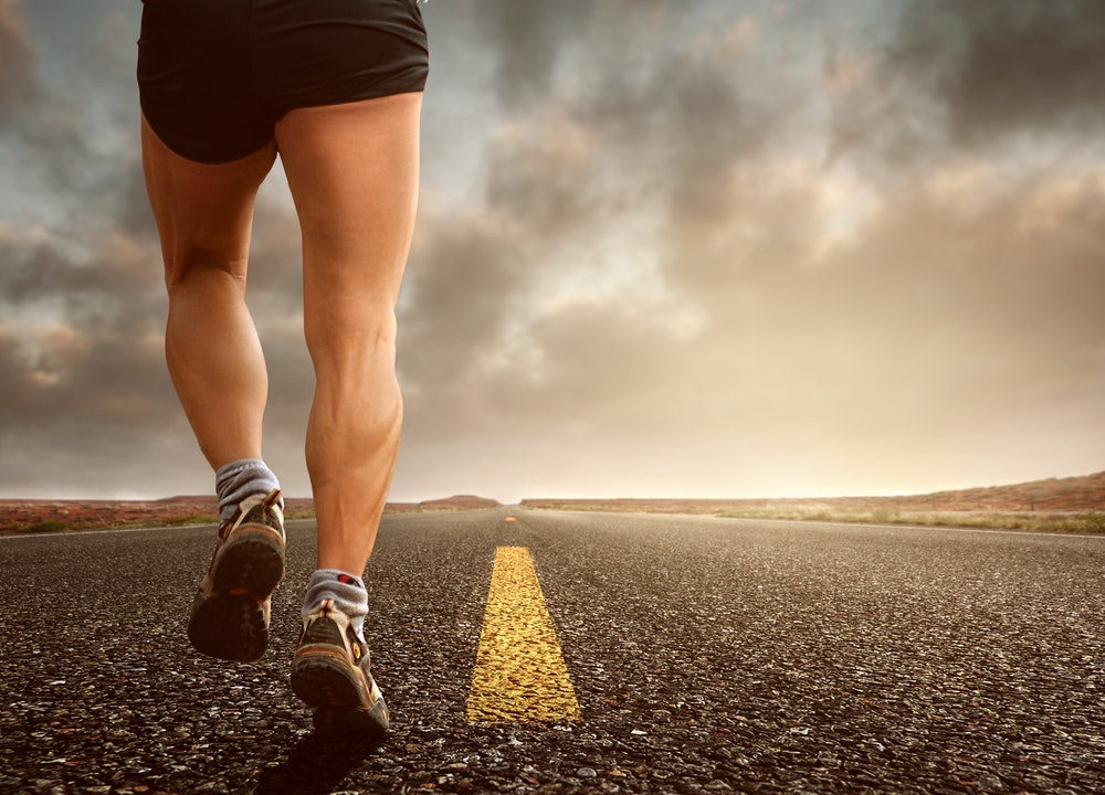 Practicar ejercicios con gomas para tonificar los gemelos te ayudará a realizar mejor actividades como correr o saltar