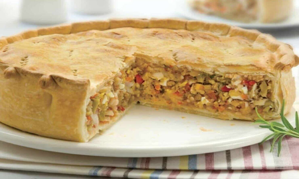 Pastel o tarta con vegetales y atún enlatado