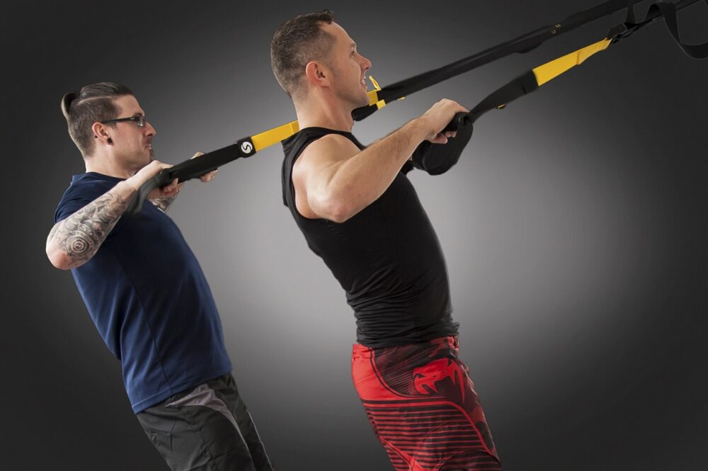 Ponte en forma con esta rutina con TRX para bíceps