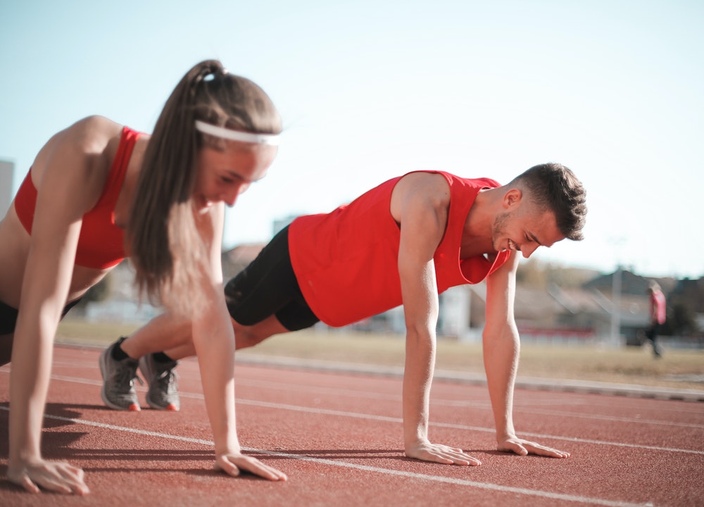 Las flexiones son ejercicios ideales para tonificar los brazos