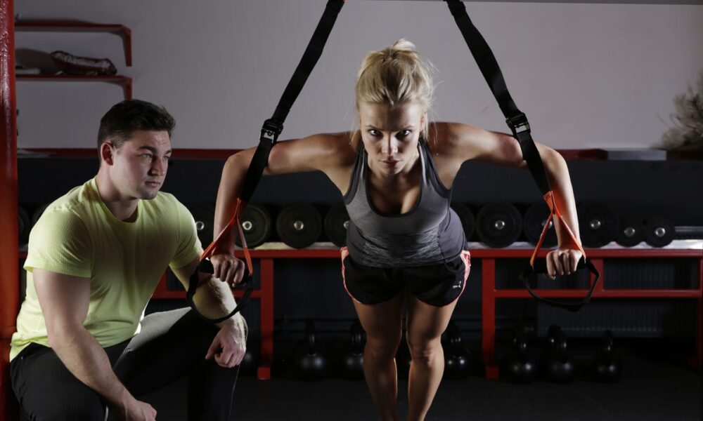 Atrévete con esta rutina con TRX para bíceps