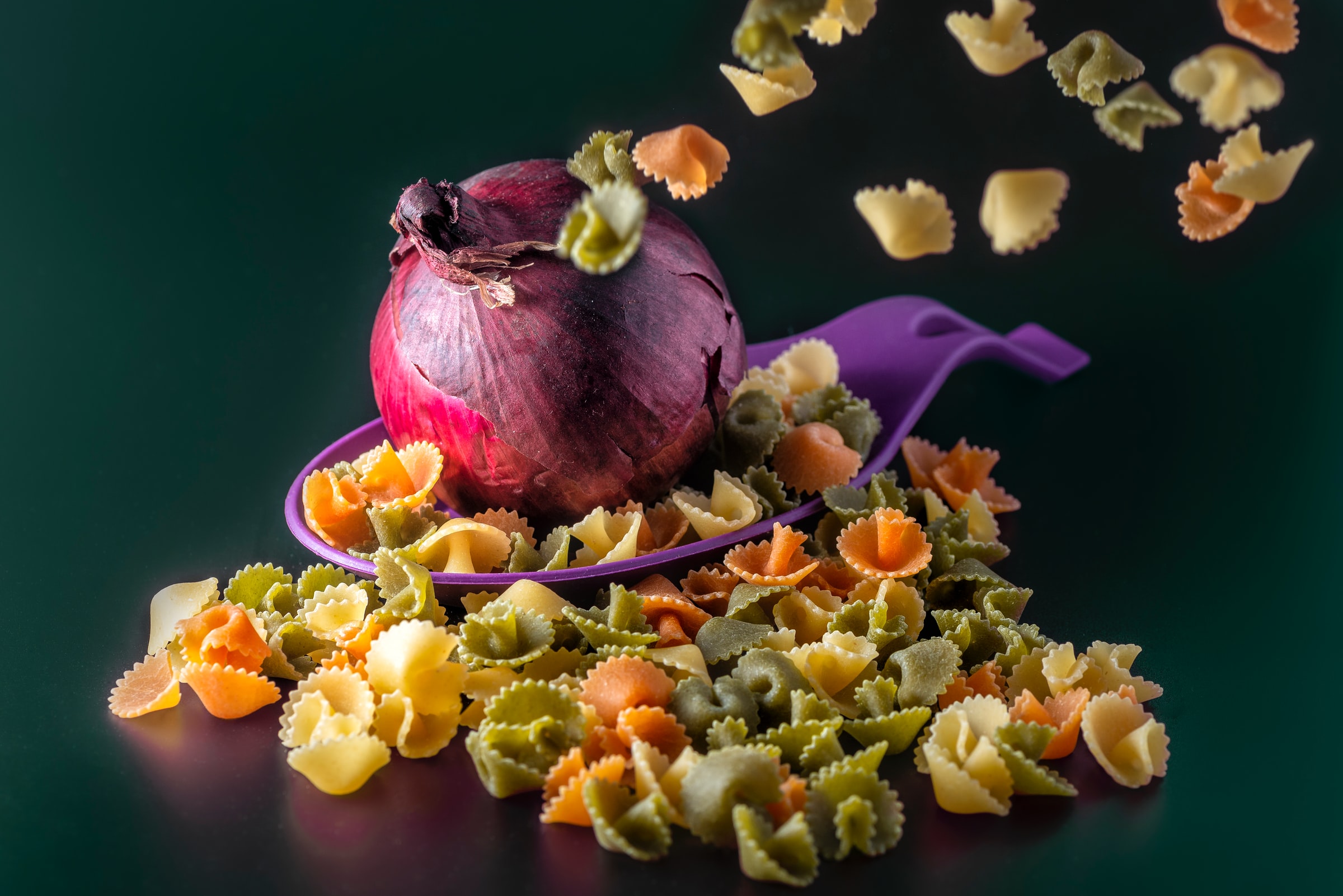 la cebolla puede usarse en las salsas de la pasta para camuflar su sabor y seguir obteniendo sus beneficios
