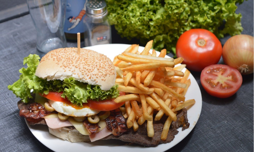 hamburguesa y patatas