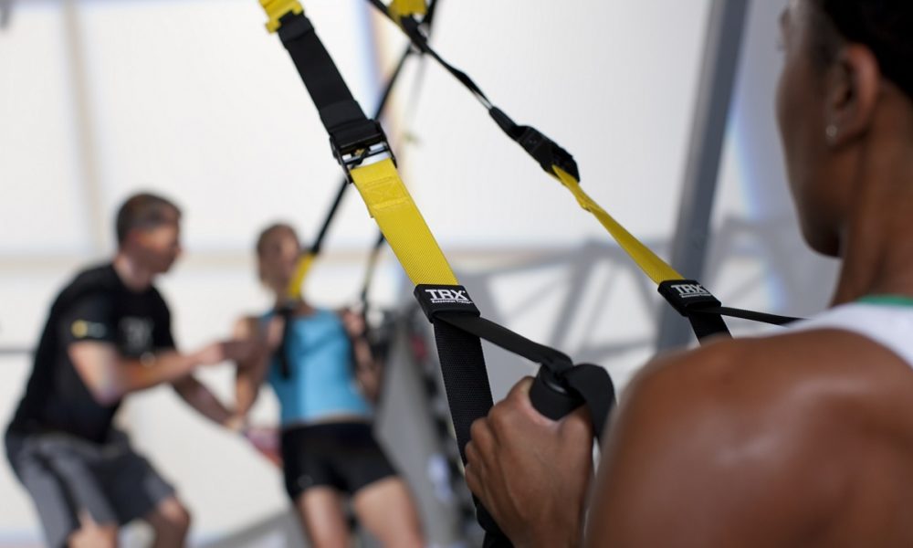 cómo hacer remo con TRX