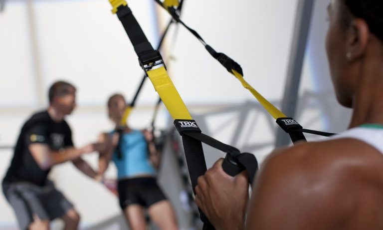 cómo hacer remo con TRX