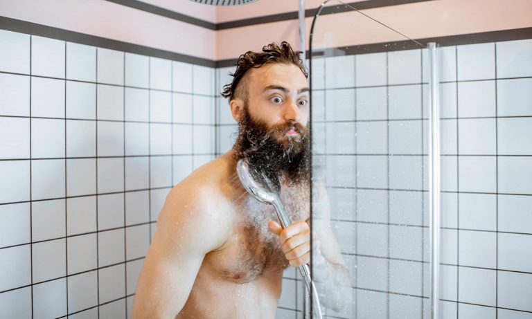 es bueno ducharse con agua fría