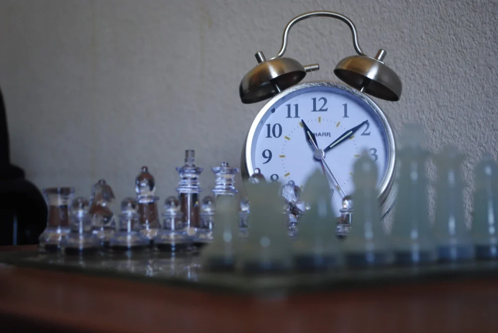 Tablero de ajedrez con piezas y reloj de competición