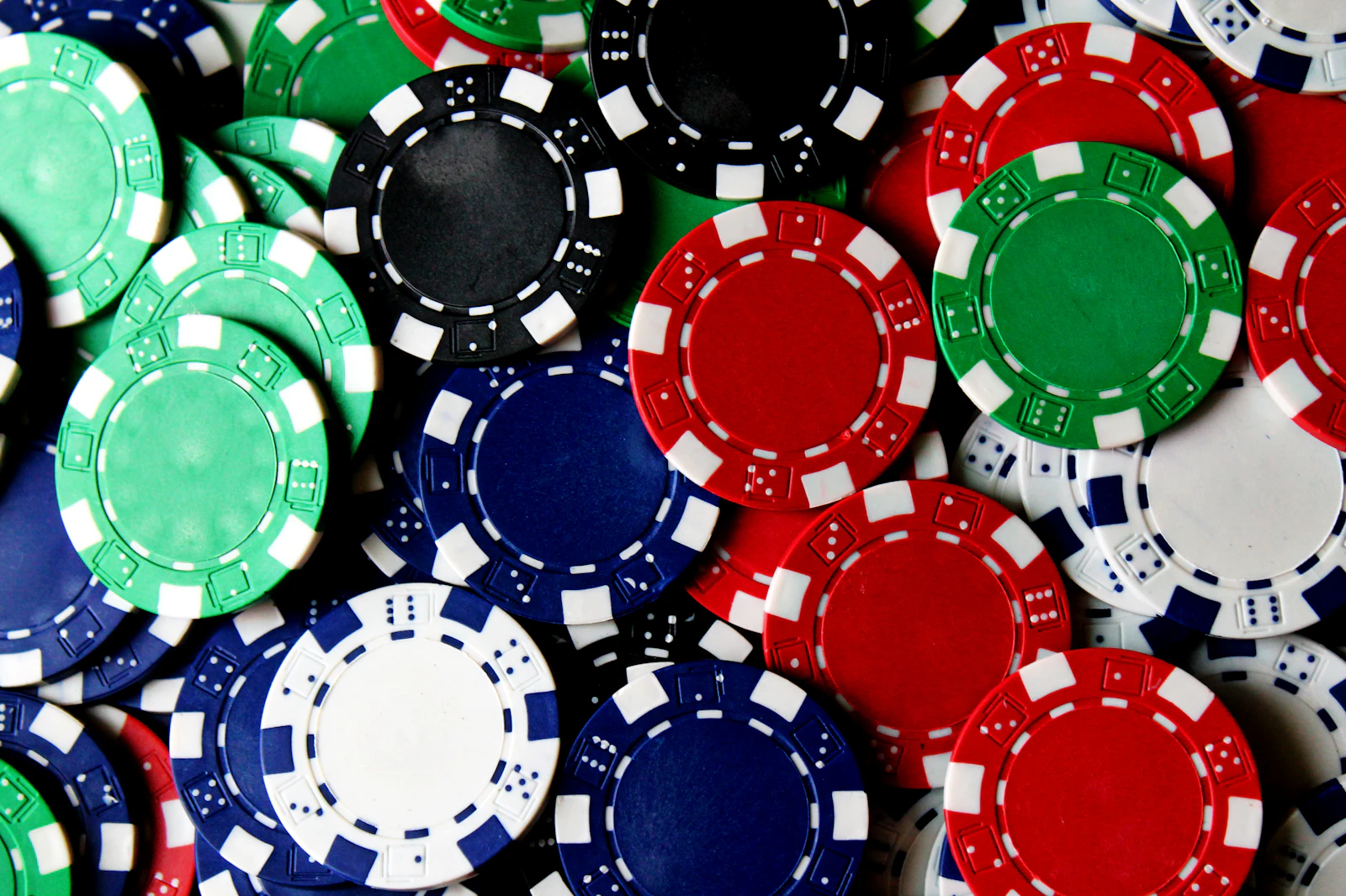Fichas y cartas de póker sobre una mesa de juego