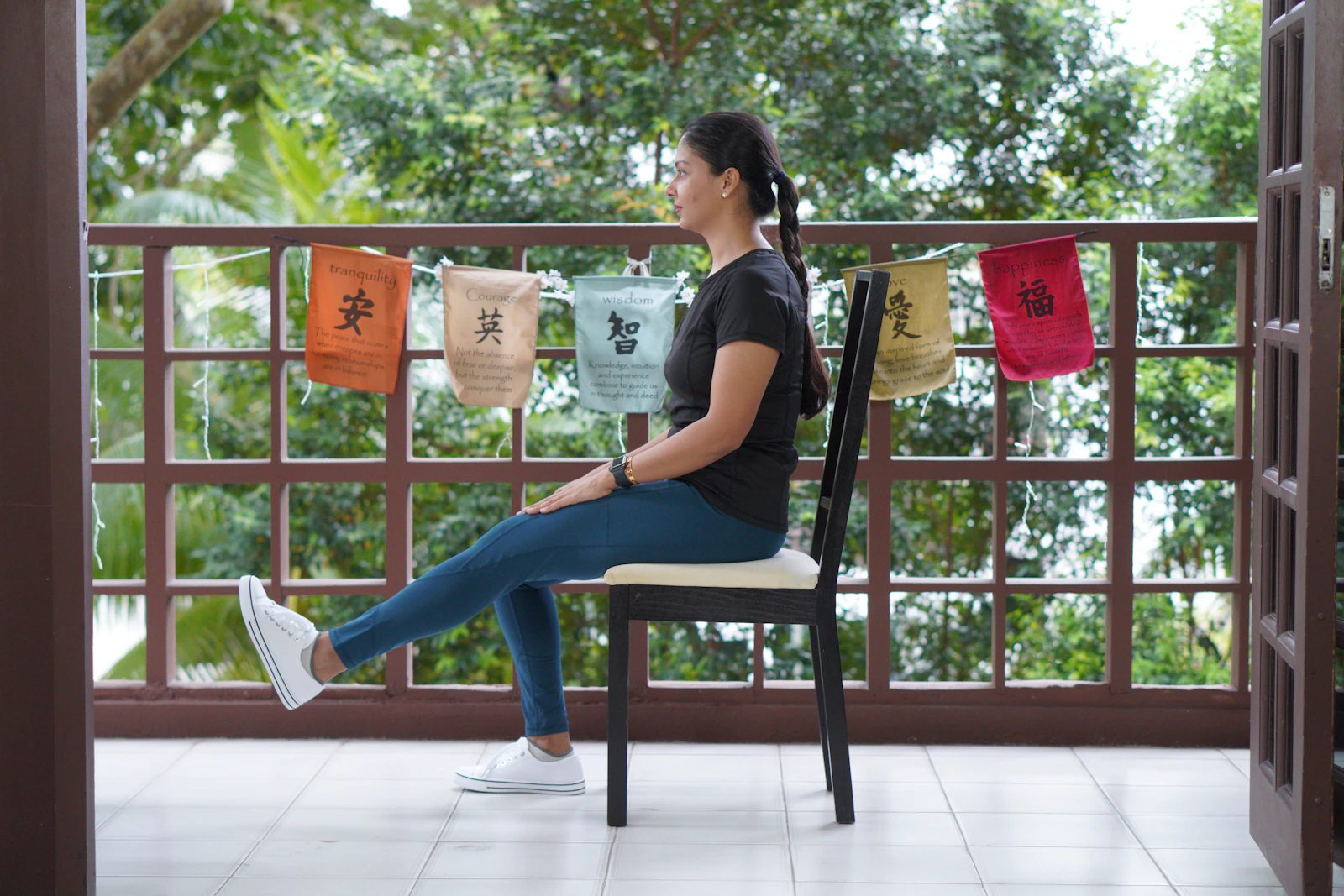 Persona haciendo sentadillas a una silla en el salón de casa